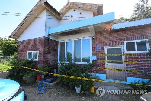 일가족 3명 살해된 주택에 설치된 폴리스라인(김포=연합뉴스) 임순석 기자 = 부모와 형 일가족 3명이 살해된 경기 김포 한 주택 앞에 11일 폴리스라인이 처져 있다. 경기 김포경찰서는 살인 혐의로 30대 A씨를 붙잡아 조사 중이라고 11일 밝혔다. A씨는 전날 오전 김포시 한 단독주택에서 60∼70대 부모와 30대 형 등 일가족 3명을 흉기로 살해한 혐의를 받고 있다. 2025.7.11 soonseok02@yna.co.kr