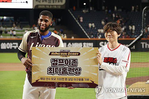 홈런 더비 비거리상 차지한 삼성 디아즈(대전=연합뉴스) 강수환 기자 = 11일 오후 대전 한화생명볼파크에서 열린 '2025 KBO 올스타 프라이데이' 컴투스프로야구 홈런 더비에서 비거리상을 차지한 삼성 디아즈가 기념 촬영하고 있다. 2025.7.11 swan@yna.co.kr