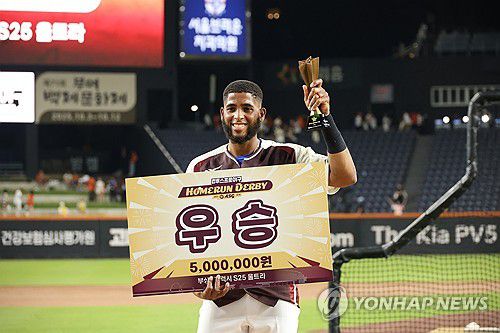 홈런 더비 우승한 삼성 디아즈(대전=연합뉴스) 강수환 기자 = 11일 오후 대전 한화생명볼파크에서 열린 '2025 KBO 올스타 프라이데이' 컴투스프로야구 홈런 더비에서 우승을 차지한 삼성 디아즈가 트로피를 들고 기념 촬영하고 있다. 2025.7.11 swan@yna.co.kr