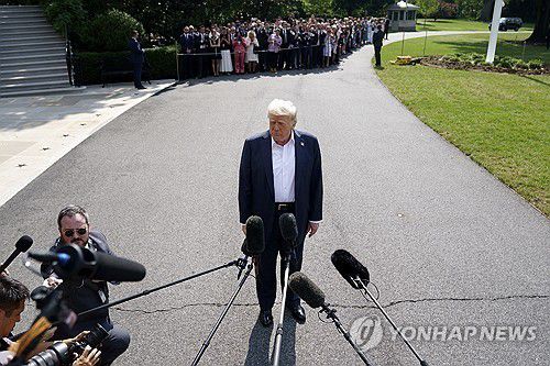 취재진과 문답하는 도널드 트럼프 미국 대통령[워싱턴 EPA=연합뉴스. 재판매 및 DB 금지]