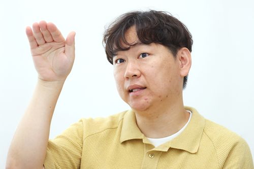 주동근 만화가(서울=연합뉴스) 진연수 기자 = 웹툰 '지금 우리 학교는'의 주동근 작가가 11일 서울 은평구에서 인터뷰에 앞서 포즈를 취하고 있다. 2025.7.11     jin90@yna.co.kr