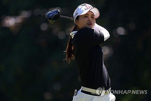 공의 방향을 쫓는 최혜진.[AFP=연합뉴스]