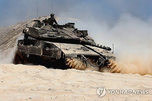 7월8일 가자지구 국경 인근으로 진입하는 이스라엘군 탱크[AFP=연합뉴스 자료사진. 재판매 및 DB 금지]