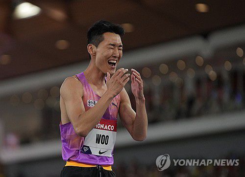 기뻐하는 우상혁(모나코 로이터=연합뉴스) 우상혁이 12일(한국시간) 모나코의 스타드 루이 2세 경기장에서 열린 2025 세계육상연맹 다이아몬드리그 남자 높이뛰기 경기에서 바를 넘은 뒤 기뻐하고 있다.