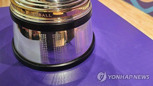 아시아컵 트로피 하단에 적힌 역대 우승국 기록(진천=연합뉴스) 설하은 기자 = 12일 충북 진천국가대표선수촌 챔피언하우스에서 열린 여자농구 대표팀 아시아컵 미디어데이에서 공개된 여자농구 아시아컵 트로피 하단에 역대 연도별 우승국의 이름이 적혀 있다. 2025.6.12 soruha@yna.co.kr