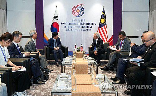 말레이시아 외교부 사무차관과 면담하는 박윤주 차관(서울=연합뉴스) 박윤주 외교부 제1차관이 11일 오전 쿠알라룸푸르에서 열린 제15차 동아시아정상회의(EAS) 외교장관회의에서 암란 모하메드 진 말레이시아 외교부사무차관과 면담하고 있다. 2025.7.11 [외교부 제공. 재판매 및 DB 금지] ksm7976@yna.co.kr