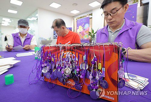 천일의 그리움 담아 목걸이 제작(서울=연합뉴스) 류영석 기자 = 12일 이태원 참사 기억소통공간인 서울 종로구 별들의집에서 유가족 등 참가자들이 오는 24일 참사 발생 1천일을 맞이하며 추모 목걸이를 함께 만들고 있다. 2025.7.12 ondol@yna.co.kr