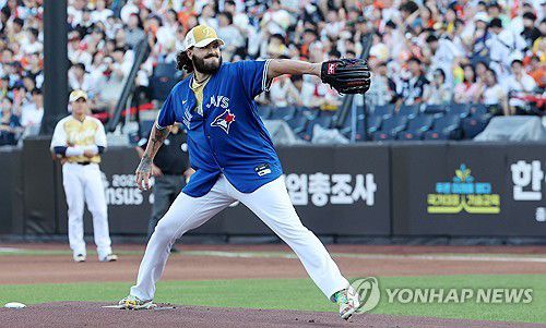 류현진 유니폼 입은 폰세(대전=연합뉴스) 김준범 기자 = 12일 대전 한화생명 볼파크에서 열린 2025 신한 SOL뱅크 KBO 올스타전. 나눔 선발 폰세가 메이저리그 시절 류현진 유니폼을 입고 있다. 2025.7.12 psykims@yna.co.kr