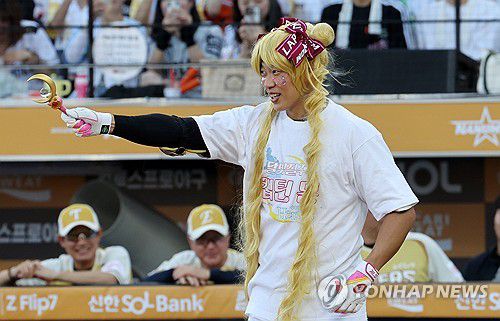 '세일러문이 나간다'(대전=연합뉴스) 김준범 기자 = 12일 대전 한화생명 볼파크에서 열린 2025 신한 SOL뱅크 KBO 올스타전. 1회말 1사 1, 2루 때 나눔 올스타 송성문이 세일러문으로 분장해 타석에 들어서고 있다. 2025.7.12 psykims@yna.co.kr