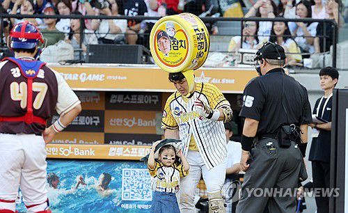 참치의 등장(대전=연합뉴스) 김준범 기자 = 12일 대전 한화생명 볼파크에서 열린 2025 신한 SOL뱅크 KBO 올스타전. 1회말 2사 2루 때 나눔 올스타 박동원이 딸과 함께 등장하고 있다. 2025.7.12 psykims@yna.co.kr