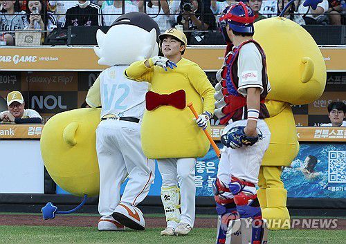 등장하는 꿈돌이(대전=연합뉴스) 김준범 기자 = 12일 대전 한화생명 볼파크에서 열린 2025 신한 SOL뱅크 KBO 올스타전. 1회말 나눔 올스타 문현빈이 꿈돌이 옷을 입고 등장하고 있다. 2025.7.12 psykims@yna.co.kr