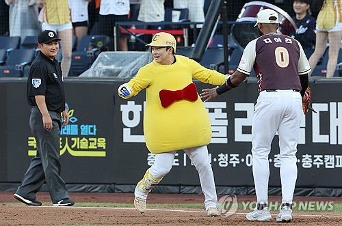 바쁜 꿈돌이(대전=연합뉴스) 김준범 기자 = 12일 대전 한화생명 볼파크에서 열린 2025 신한 SOL뱅크 KBO 올스타전. 1회말 나눔 올스타 문현빈이 꿈돌이 옷을 입고 등장해 안타를 치고 있다. 2025.7.12 psykims@yna.co.kr