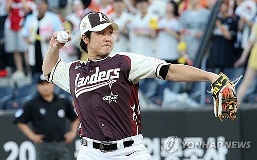 최정의 투수 전업(대전=연합뉴스) 김준범 기자 = 12일 대전 한화생명 볼파크에서 열린 2025 신한 SOL뱅크 KBO 올스타전. 2회말 2사 1, 2루 때 드림 올스타 최정이 투수로 마운드에 오르고 있다. 2025.7.12 psykims@yna.co.kr