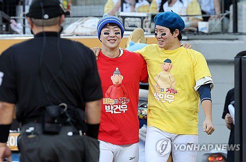 형제의 등장(대전=연합뉴스) 김준범 기자 = 12일 대전 한화생명 볼파크에서 열린 2025 신한 SOL뱅크 KBO 올스타전. 2회초 무사 1루 때 나눔 올스타 박건우(왼쪽)가 박민우와 함께 등장하고 있다. 2025.7.12 psykims@yna.co.kr