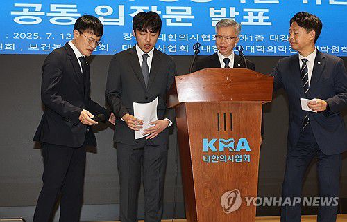 공동 입장문 발표 마치고(서울=연합뉴스) 서명곤 기자 = 12일 서울 용산구 대한의사협회에서 이선우 대한의과대학·의학전문대학원학생협회 비대위원장(왼쪽 두번째)이  박주민 국회 보건복지위원장, 김택우 대한의사협회장, 김영호 국회 교육위원장 등과 '의과대학 교육 정상화를 위한 공동 입장문'을 발표한 뒤 이동하고 있다.  2025.7.12 seephoto@yna.co.kr