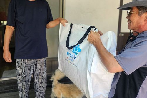 냉방 용품 전달[구례군 제공. 재판매 및 DB 금지]