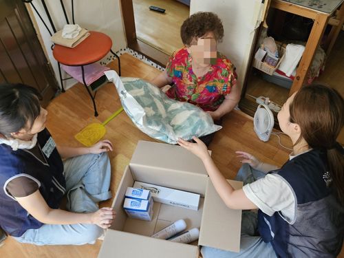 여름용 차렵이불을 받은 할머니[촬영 정윤주]