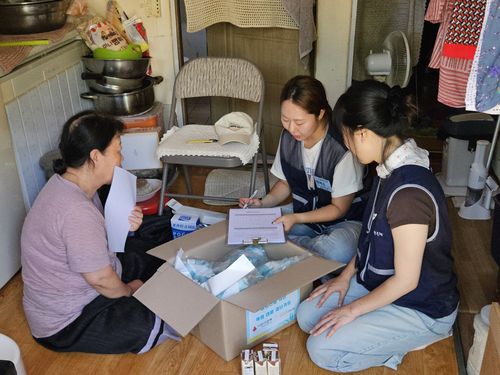 연탄은행으로부터 폭염 대비 재난 키트 받은 여성[촬영 정윤주]