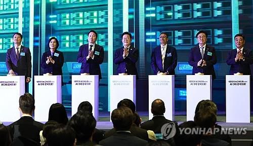 이재명 대통령, 울산 AI 데이터 센터 출범식 세리머니    (울산=연합뉴스) 홍해인 기자 = 이재명 대통령이 20일 울산전시컨벤션센터에서 열린 울산 인공지능(AI) 데이터 센터 출범식에서 참석자들과 함께 기념 세리머니에 참여하고 있다.     왼쪽부터 안덕근 산업통상자원부 장관, 최민희 국회 과학기술정보방송통신위원장, 최태원 SK그룹 회장, 이 대통령, 아마존웹서비스(AWS) 프라사드 칼야나라만 인프라 총괄 대표, 유상임 과학기술정보통신부 장관, 김두겸 울산광역시장.  2025.6.20 [대통령실통신사진기자단]     hihong@yna.co.kr (끝)