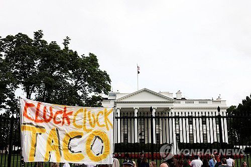 백악관 앞에 내걸린 '타코' 현수막[로이터 연합뉴스 자료사진. 재판매 및 DB 금지]
