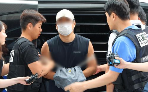 부모·형 살해한 30대 구속심사 출석(부천=연합뉴스) 임순석 기자 = 지난 10일 경기 김포시 한 단독주택에서 60∼70대 부모와 30대 형 등 일가족 3명을 흉기로 살해한 혐의를 받는 30대 A씨가 13일 부천시 원미구 인천지방법원 부천지원에서 열린 구속 전 피의자 심문(영장실질심사)에 출석하고 있다. 2025.7.13