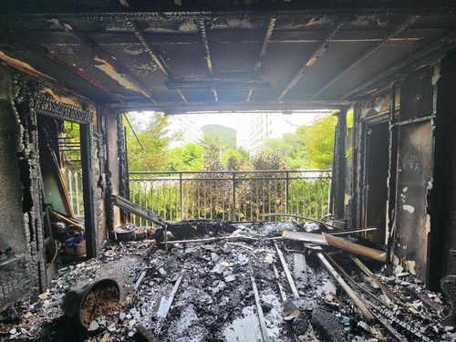 13일 오후 불이 난 아파트 [부산소방재난본부 제공. 재판매 및 DB 금지]