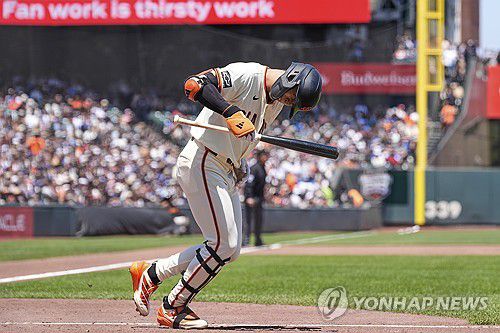 중견수 뜬공으로 아웃되고 안타까워하는 샌프란시스코 이정후[AP=연합뉴스]