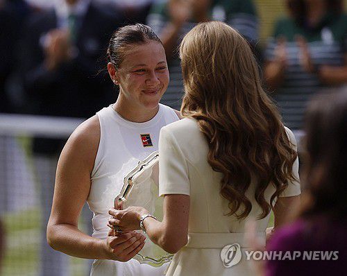 케이트 미들턴 영국 왕세자빈과 인사하는 아니시모바(왼쪽)[AFP=연합뉴스]