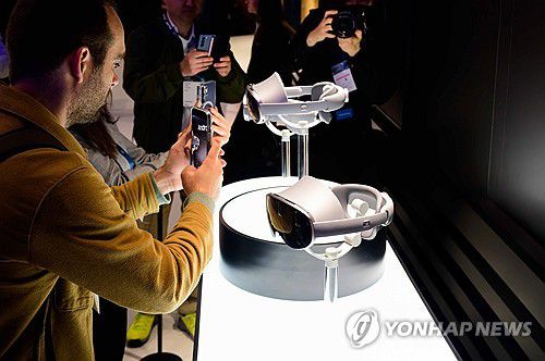 안드로이드 XR 헤드셋 '프로젝트 무한' 살펴보는 관람객들(서울=연합뉴스) 세계 최대 이동통신 전시회 '모바일 월드 콩그레스(MWC) 2025' 개막을 맞은 3일(현지시간) 스페인 바르셀로나 피라 그란 비아 전시장에 마련된 삼성전자 부스에서 관람객들이 최초의 안드로이드 XR 헤드셋 '프로젝트 무한(Project Moohan)'을 살펴보고 있다. 2025.3.3 [삼성전자 제공. 재판매 및 DB 금지] photo@yna.co.kr