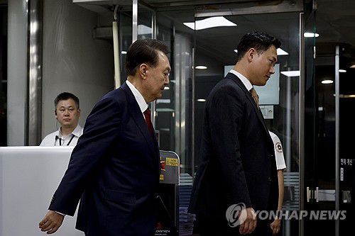 윤석열 전 대통령, 구속심사 마치고 서울구치소로(서울=연합뉴스) 12.3 비상계엄 사태 관련 내란 혐의를 받는 윤석열 전 대통령이 9일 서울 서초구 서울중앙지방법원에서 구속 전 피의자 심문(영장실질심사)을 마치고 대기 장소인 서울구치소로 이동하고 있다. 2025.7.9 [사진공동취재단] photo@yna.co.kr