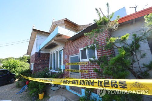 일가족 3명 살해된 주택에 설치된 폴리스라인[연합뉴스 자료사진]