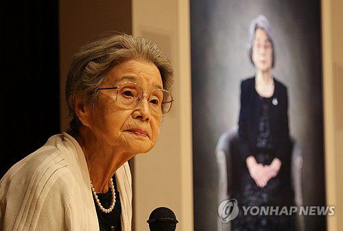 히로시마 피폭자와 '피폭증언 응답장치'(히로시마=연합뉴스) 박상현 특파원 = 1945년 일본 히로시마에 원자폭탄이 투하됐을 당시 14세였던 가지모토 요시코 씨와 그가 말했던 피폭 경험담을 영상으로 보여주는 '피폭증언 응답장치'. 지난 9일 NHK 히로시마 방송국에서 가지모토 씨가 응답장치 앞에서 기자 질문을 듣고 있다.