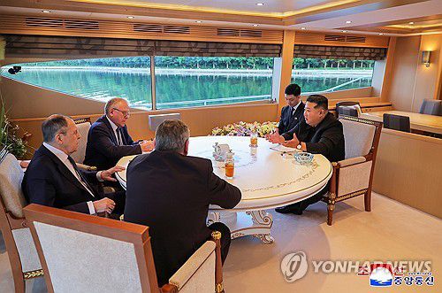 김정은, 러 외무장관 라브로프 접견(평양 조선중앙통신=연합뉴스) 북한 김정은 국무위원장이 12일 세르게이 라브로프 러시아 외무장관을 접견했다고 조선중앙통신이 13일 보도했다. 2025.7.13      [국내에서만 사용가능. 재배포 금지. For Use Only in the Republic of Korea. No Redistribution] nkphoto@yna.co.kr