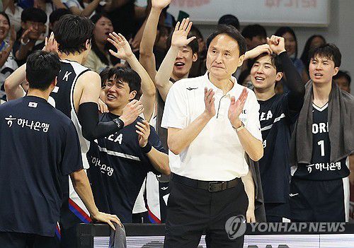 손뼉 치는 안준호 감독(안양=연합뉴스) 홍기원 기자 = 13일 경기도 안양정관장아레나에서 열린 2025 남자농구 국가대표 평가전 한국과 일본의 경기. 한국 안준호 감독이 팀 득점 성공에 손뼉을 치고 있다. 2025.7.13 xanadu@yna.co.kr