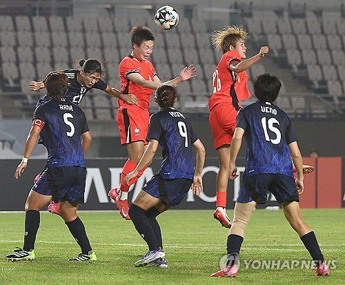 노진영 헤더(화성=연합뉴스) 김성민 기자 = 13일 경기도 화성종합경기타운 주경기장에서 열린 2025년 동아시아축구연맹(EAFF) E-1 챔피언십(동아시안컵) 여자부 대한민국과 일본의 경기. 한국 노진영이 헤더를 시도하고 있다. 2025.7.13 ksm7976@yna.co.kr