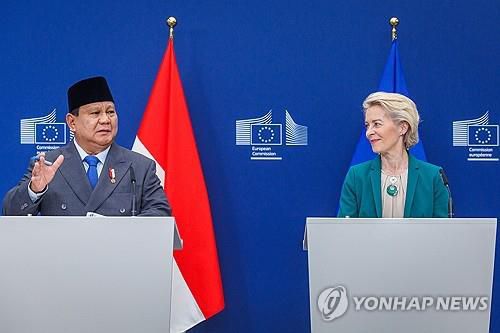 프라보워 인도네시아 대통령과 폰데어라이엔 EU 집행위원장(브뤼셀 EPA=연합뉴스) 2025년 7월 13일 벨기에 브뤼셀의 유럽연합(EU) 집행위원회 청사에서 프라보워 수비안토(왼쪽) 인도네시아 대통령과 우르줄라 폰데어라이엔(오른쪽) EU 집행위원장이 공동기자회견을 열고 자유무역협정(FTA) 진전을 위한 정치적 합의에 도달했다고 밝히고 있다. (EPA/OLIVIER MATTHYS) 2025.7.14.