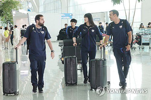 여자배구 모랄레스 감독, VNL 참가 위해 출국(영종도=연합뉴스) 임화영 기자 = 28일 인천국제공항 2터미널에서 페르난도 모랄레스 감독 및 선수들이 2025 국제배구연맹(FIVB) 발리볼네이션스리그(VNL) 참가를 위해 브라질 리우데자네이루로 출국하고 있다. 2025.5.28 hwayoung7@yna.co.kr
