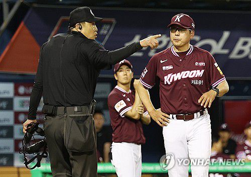 홍원기 감독 '판정이 불만'(서울=연합뉴스) 김성민 기자 = 10일 서울 잠실야구장에서 열린 2025 프로야구 키움 히어로즈와 LG 트윈스의 경기. 8회초 1사 1, 2루 키움 원성준 타격 후 비디오 판독으로 병살 아웃되자 홍원기 감독이 심판과 대화하고 있다. 2025.7.10 ksm7976@yna.co.kr