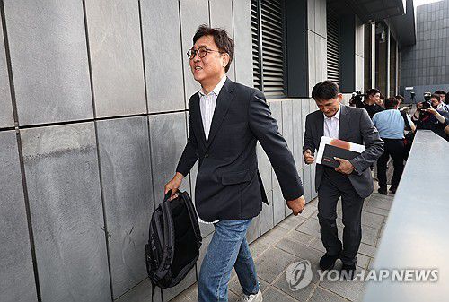 첫 출근하는 최휘영 문체부 장관 후보자(서울=연합뉴스) 김인철 기자 = 최휘영 문화체육관광부 장관 후보자가 14일 서울 종로구에 마련된 인사청문회 준비 사무실로 첫 출근하고 있다. 2025.7.14 yatoya@yna.co.kr