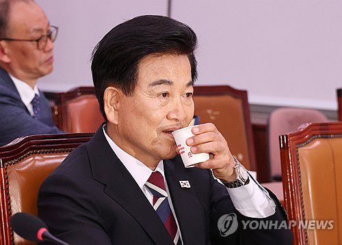 목 축이는 정동영 통일부 장관 후보자(서울=연합뉴스) 김주형 기자 = 정동영 통일부 장관 후보자가 14일 국회 외교통일위원회에서 열린 인사청문회에 출석해 물을 마시고 있다. 2025.7.14 kjhpress@yna.co.kr
