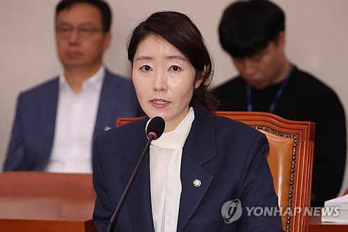 답변하는 강선우 여가부 장관 후보자(서울=연합뉴스) 김주성 기자 = 강선우 여성가족부 장관 후보자가 14일 국회 여성가족위원회에서 열린 인사청문회에서 위원의 질문에 답하고 있다. 2025.7.14 utzza@yna.co.kr