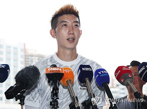 질문에 답하는 조현우(성남=연합뉴스) 홍기원 기자 = 2025년 동아시아축구연맹(EAFF) E-1 챔피언십(동아시안컵) 남자부 3차전 일본과의 경기를 앞둔 축구 국가대표팀 주장 조현우가 14일 경기도 성남종합운동장에서 훈련에 앞서 취재진 질문에 답하고 있다. 2025.7.14 xanadu@yna.co.kr