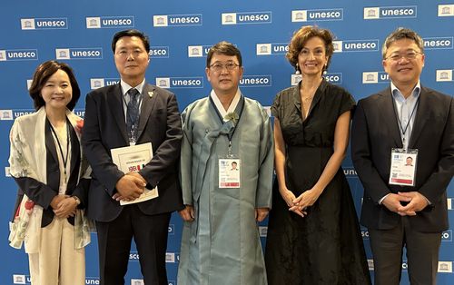 (파리=연합뉴스) 김예나 기자 = 지난 12일(현지시간) 프랑스 파리 유네스코 본부에서 열린 제47차 세계유산위원회에서 '반구천의 암각화'가 등재된 이후 관계자들이 기념 촬영을 하고 있다. 왼쪽부터 박상미 주유네스코 대표부 대사, 더불어민주당 조계원 의원, 최응천 국가유산청장, 오드레 아줄레 유네스코 사무총장, 국민의힘 박정하 의원. 2025.7.15   yes@yna.co.kr