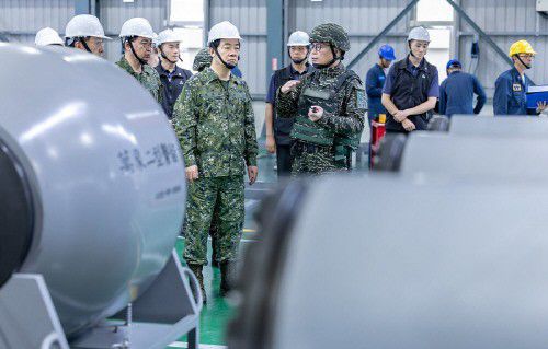 설명을 듣고 있는 라이칭더 대만 총통(가운데 왼쪽)[대만 총통부 캡처. 재판매 및 DB 금지]