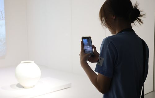 문화재를 사진으로 담는 청소년베트남으로 귀환한 다문화가족 청소년들이 15일 오전 서울 국립중앙박물관에서 대한민국 문화재를 관람하고 역사를 배우는 시간을 가졌다. [여성가족부 제공]