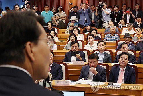 윤상현 의원 발언 듣는 송언석 비상대책위원장    (서울=연합뉴스) 박동주 기자 = 14일 서울 여의도 국회박물관에서 열린 긴급토론회 '무엇을 할 것인가?, 자유공화 리셋코리아를 위하여'에서 국민의힘 송언석 비상대책위원장 겸 원내대표가 윤상현 의원의 발언을 듣고 있다. 2025.7.14     pdj6635@yna.co.kr (끝)