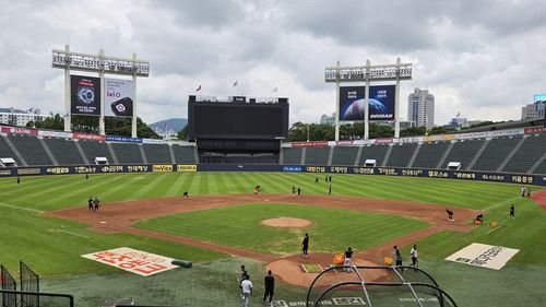 훈련하는 LG 선수들(서울=연합뉴스) 하남직 기자 = 프로야구 LG 트윈스 선수들이 15일 서울시 잠실구장에서 훈련하고 있다.