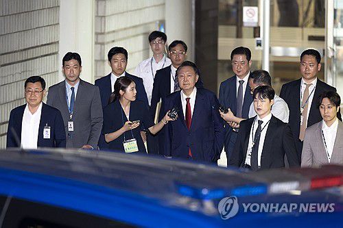 호송차량 향하는 윤석열 전 대통령(서울=연합뉴스) 12.3 비상계엄 사태 관련 내란 혐의를 받는 윤석열 전 대통령이 9일 서울 서초구 서울중앙지방법원에서 구속 전 피의자 심문(영장실질심사)을 마치고 대기 장소인 서울구치소로 이동하기 위해 호송차량에 탑승하고 있다. 2025.7.9 [사진공동취재단] photo@yna.co.kr