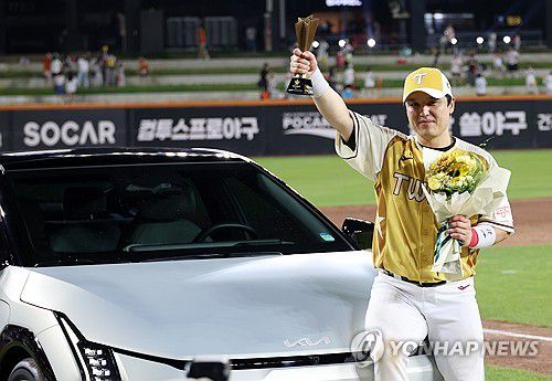 '이 차는 이제 제 것입니다'(대전=연합뉴스) 김준범 기자 = 12일 대전 한화생명 볼파크에서 열린 2025 신한 SOL뱅크 KBO 올스타전. 미스터 올스타로 선정된 박동원이 부상으로 받는 차량과 함께 기념사진을 찍고 있다. 2025.7.12 psykims@yna.co.kr