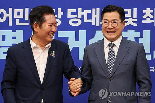 민주당 당대표 후보 '만나면 손잡는 사이'(서울=연합뉴스) 김주성 기자 = 더불어민주당 정청래·박찬대(오른쪽) 당대표 후보가 15일 서울 여의도 국회에서 열린 공명선거 실천 서약식에서 서약문에 서명한 뒤 손을 잡고서 기념촬영 하고 있다. 2025.7.15 utzza@yna.co.kr